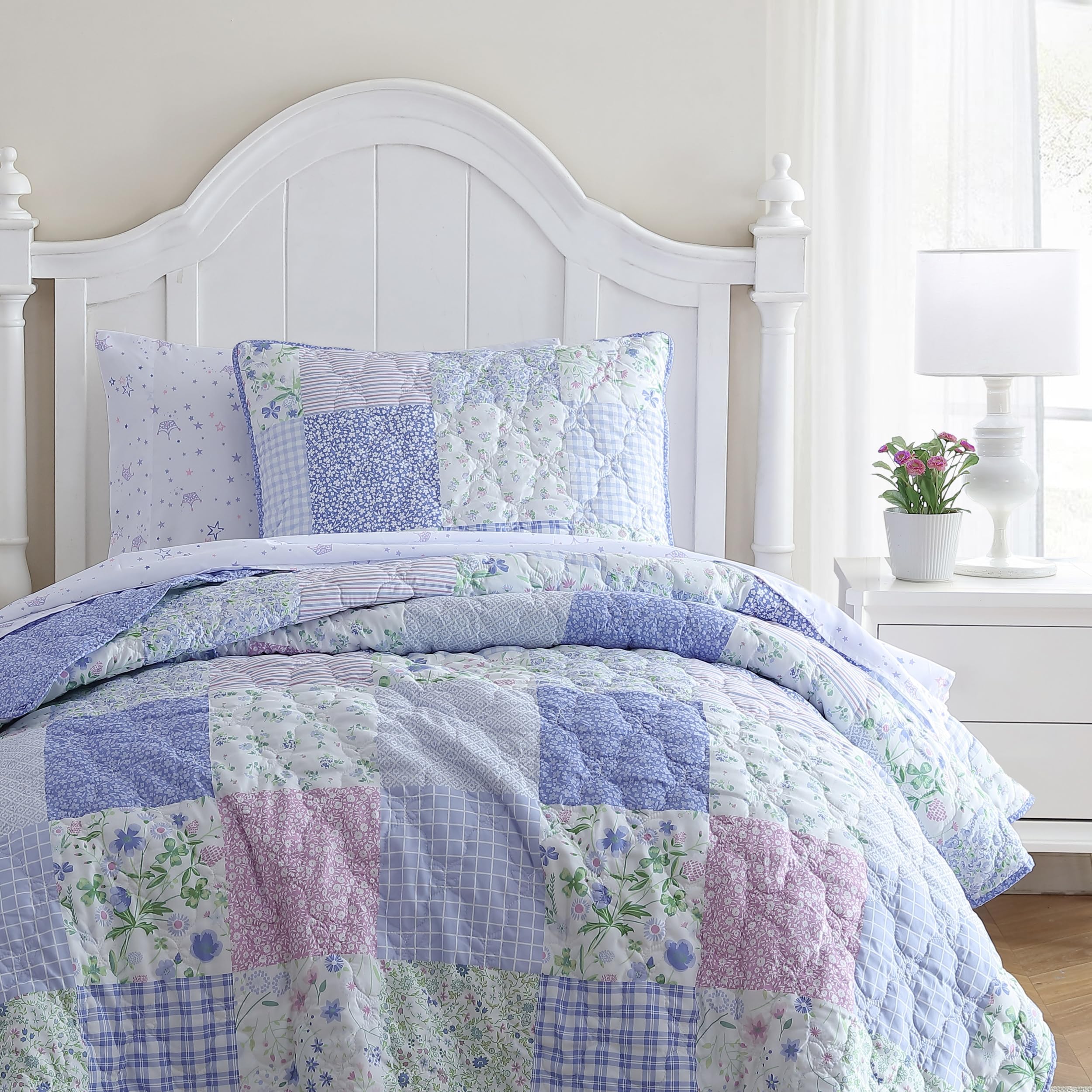 Laura Ashley Kids - Twin Quilt Set, Soft & Cozy Toddler Bedding Set With Matchin Sham, Whimsical Bedroom Decor (Parker Patchwork